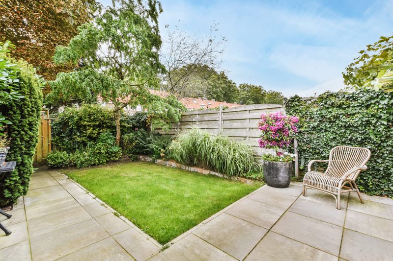 Jardín bonito con plantas - Casa Velaris